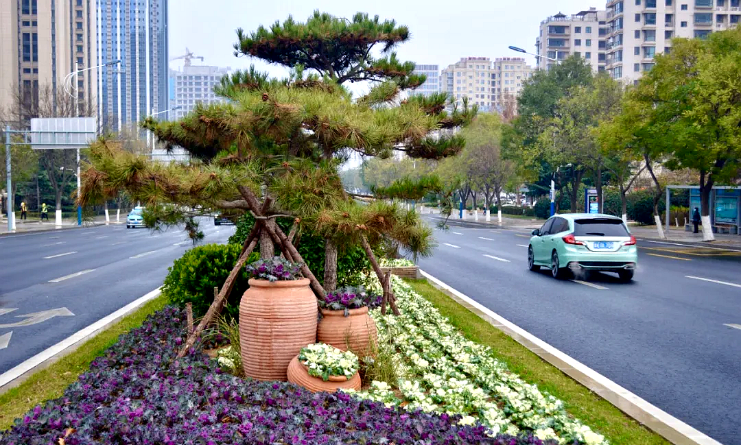 丰富多样的绿植与精致灵动的景观小品巧妙结合,对节点处绿化小品精雕