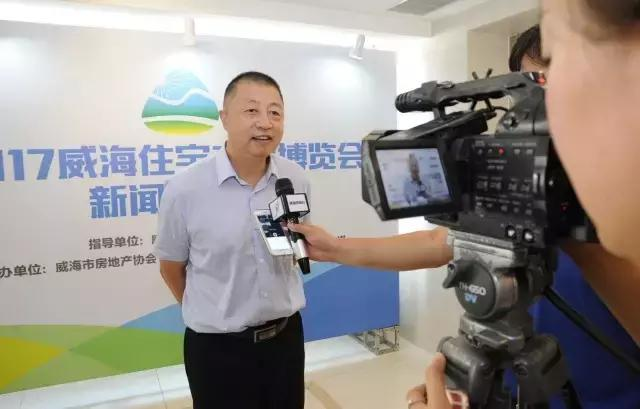 新闻发布会后,市房地产协会秘书长宋岩接受记者采访,就本届住博会表达