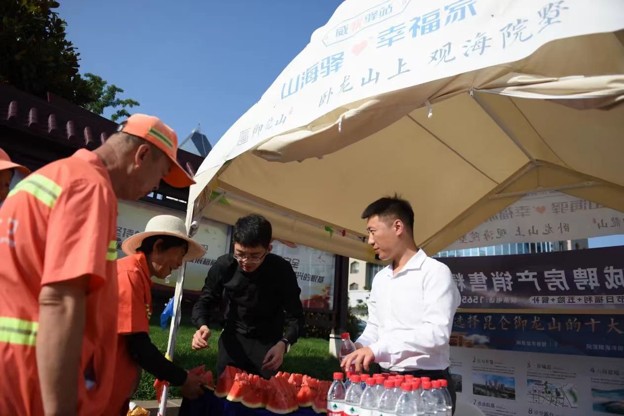 威海市住房和城乡建设局 机关党建 市建设咨询服务业行业党委、市房地产业行业党委开展向环卫工人送清凉活动